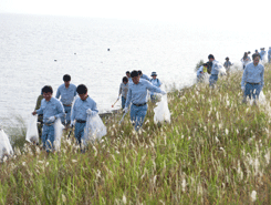 积水成型工业株式会社（岛根县出云市） 湖沿岸的清扫活动